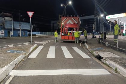 Prefeitura de Manaus reforça sinalização viária para organizar o trânsito e proteger pedestres e motoristas