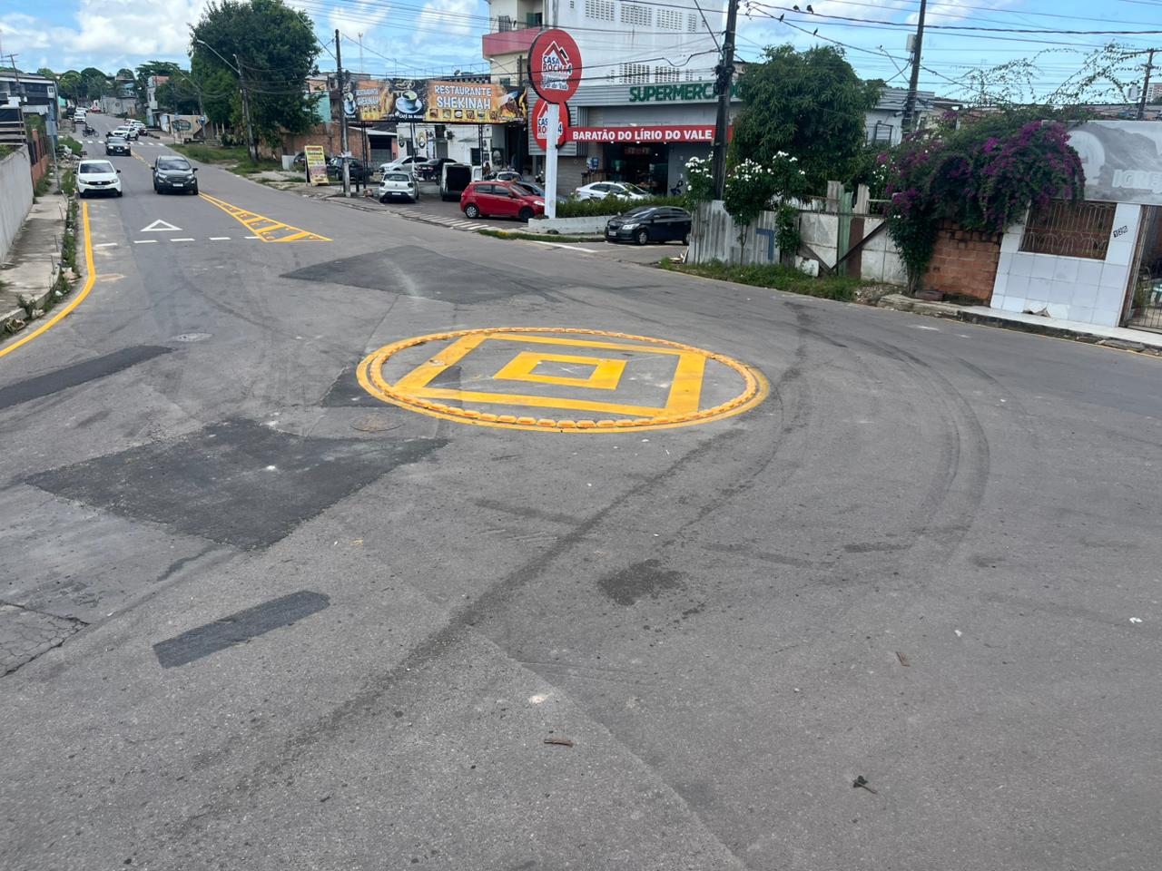 Prefeitura de Manaus implanta minirrotatória no Lírio do Vale