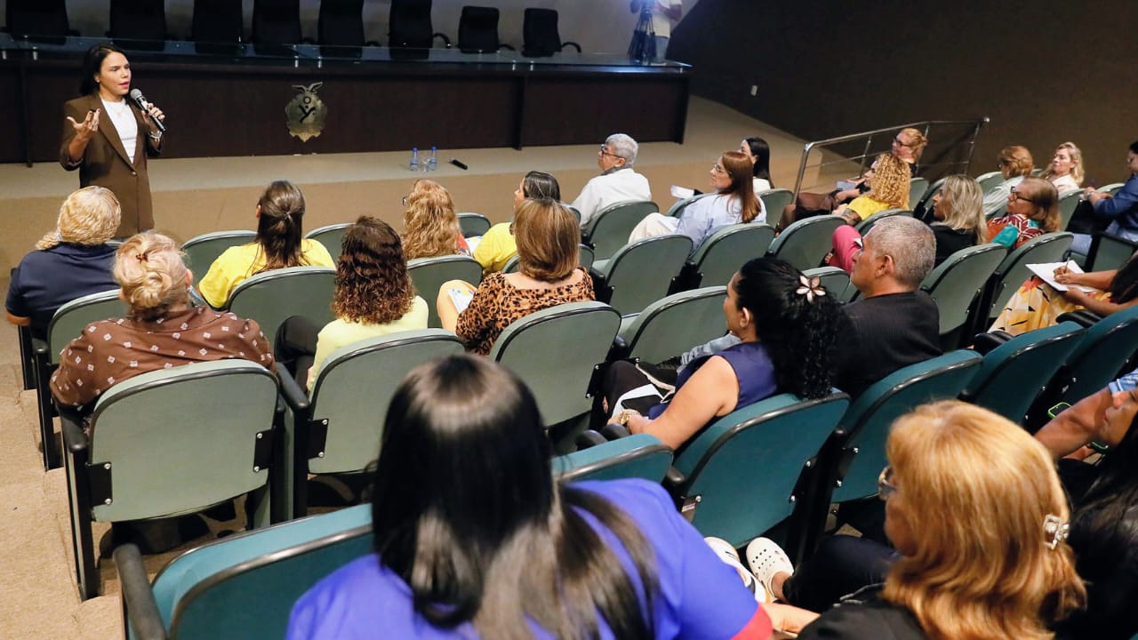 Diretoria de Saúde da Aleam promove palestra sobre saúde da mulher e emagrecimento saudável