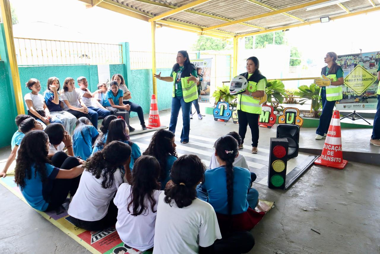 Prefeitura de Manaus leva atividade lúdica de trânsito à escola do bairro Colônia Antônio Aleixo