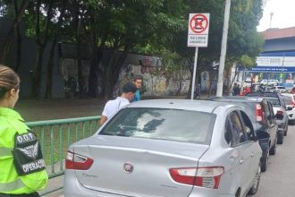Prefeitura autua 14 veículos por estacionamento irregular