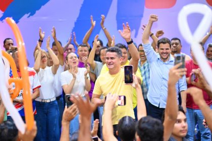 David Almeida reúne 1,3 mil pessoas e endurece discurso sobre gestão do estado