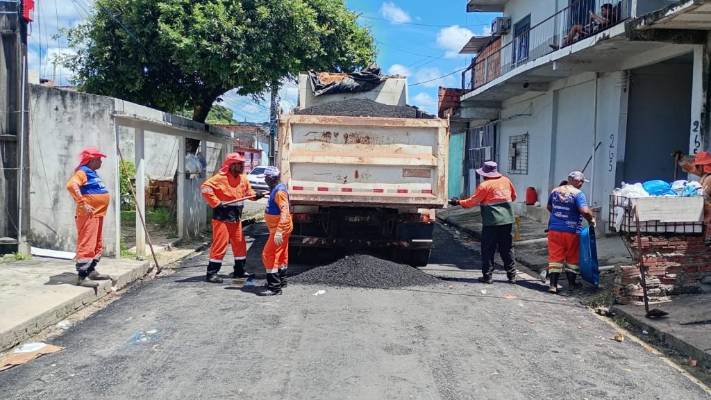 Prefeitura de Manaus amplia manutenção asfáltica em rua A do bairro São José Operário na zona Leste