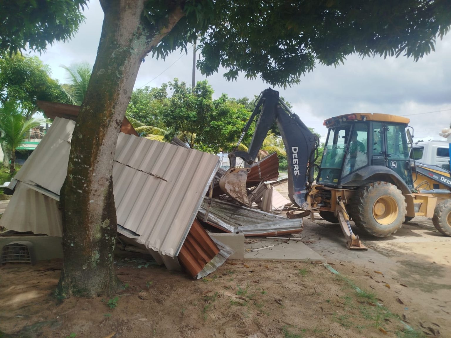 Prefeitura faz demolição de construções irregulares em praça do Dom Pedro