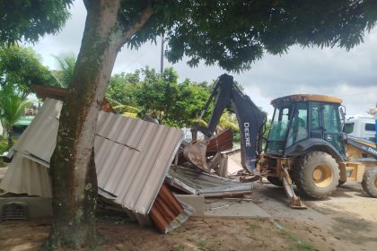 Prefeitura faz demolição de construções irregulares em praça do Dom Pedro