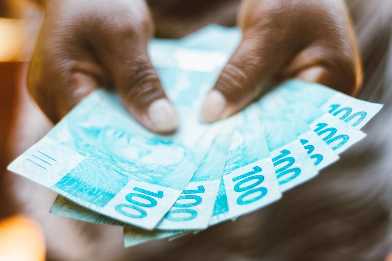 Projeto do governo prevê salário mínimo de R$ 1.717 em 2027 e define metas fiscais