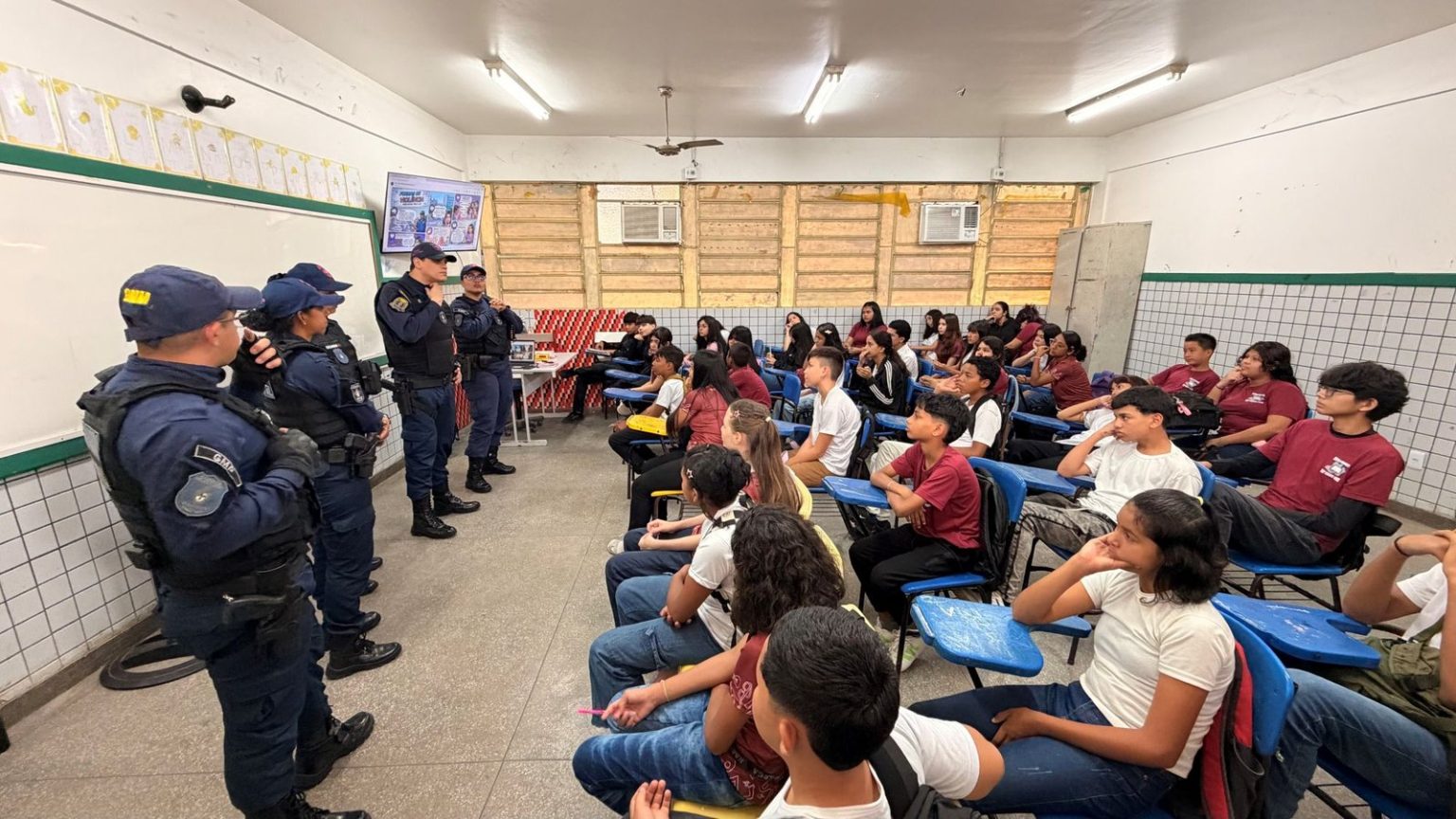 Guardiã Maria da Penha promove palestra educativa em escola de Manaus sobre prevenção à violência contra a mulher