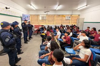 Guardiã Maria da Penha promove palestra educativa em escola de Manaus sobre prevenção à violência contra a mulher