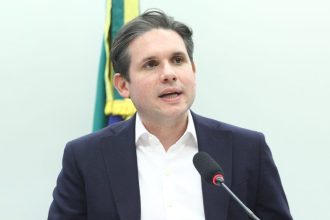 Motta diz que governo está dividido sobre fim da “taxa das blusinhas”