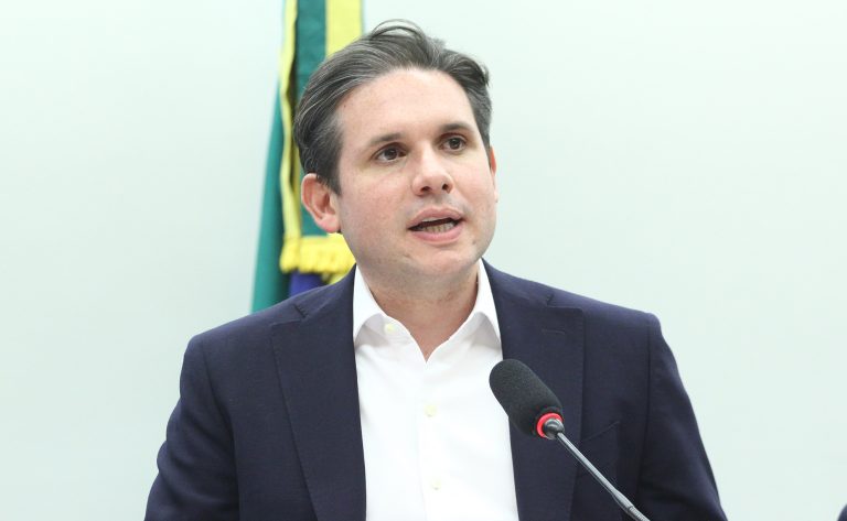 Motta diz que governo está dividido sobre fim da “taxa das blusinhas”