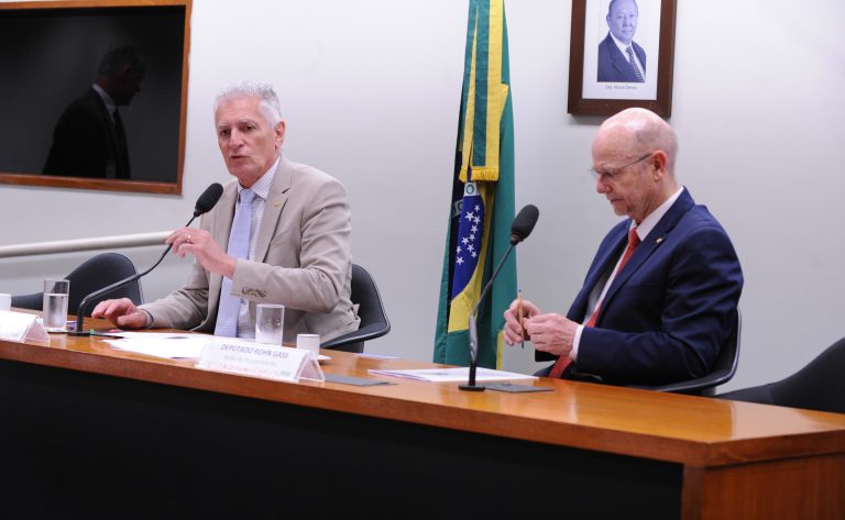 Debatedores criticam “pejotização” e alertam para perda de direitos e queda na arrecadação