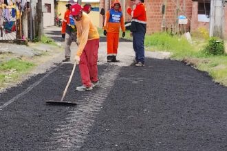 Prefeitura de Manaus realiza recuperação asfáltica na rua Howard Lincoln, Coliseu 3, nesta terça-feira