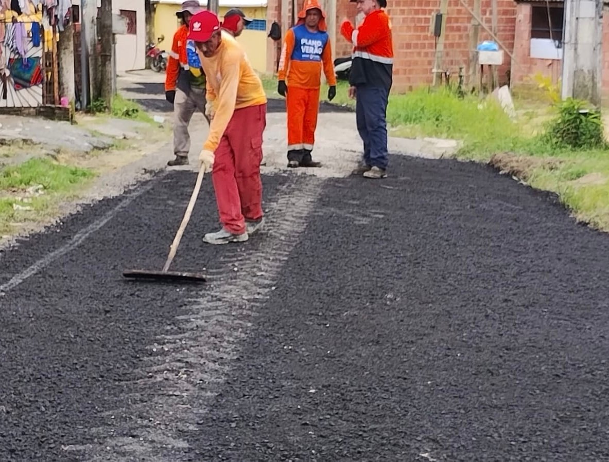 Prefeitura de Manaus realiza recuperação asfáltica na rua Howard Lincoln, Coliseu 3, nesta terça-feira