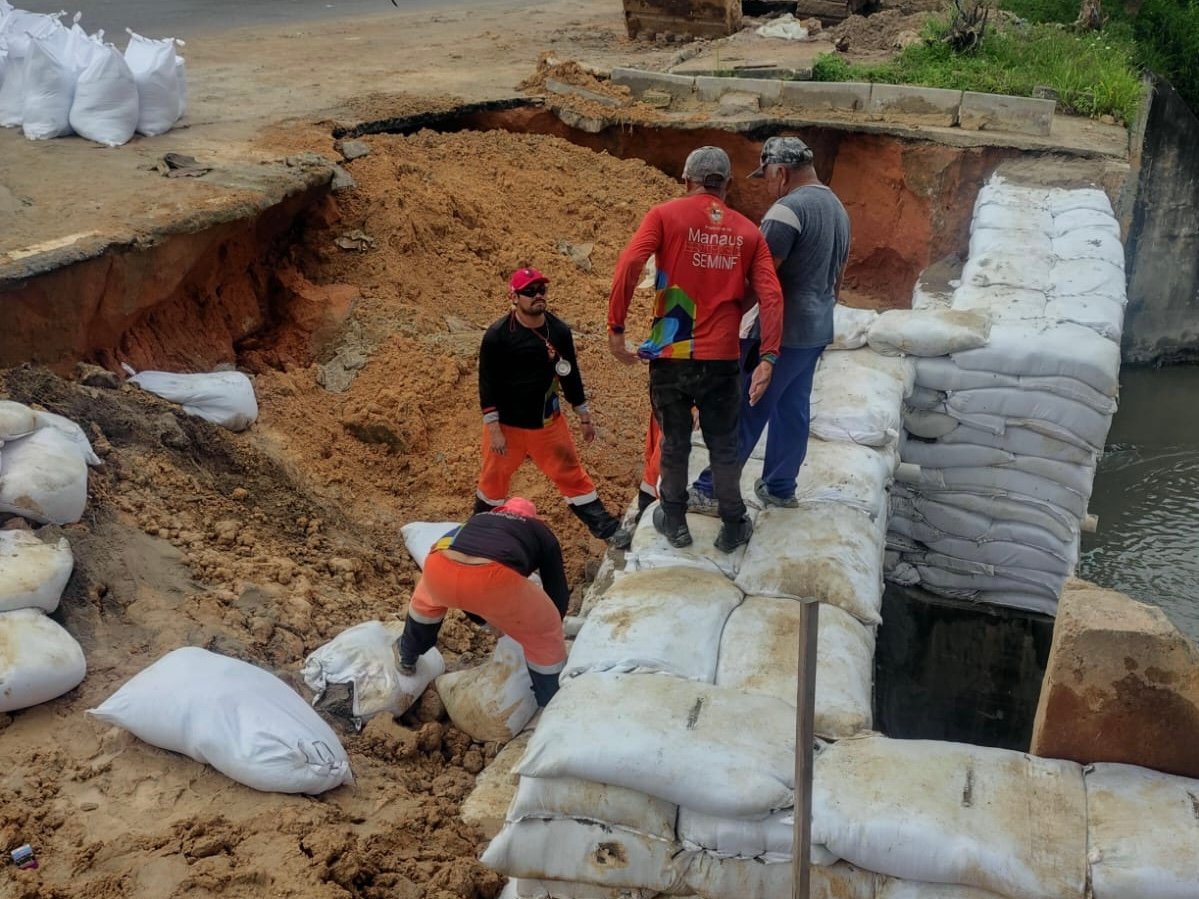 Prefeitura de Manaus avança na drenagem em Manaus no cruzamento da Colônia Terra Nova com rip-rap e aduelas