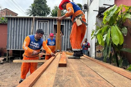 Obras no beco Carpina avançam com ponte e desassoreamento de igarapé em Manaus