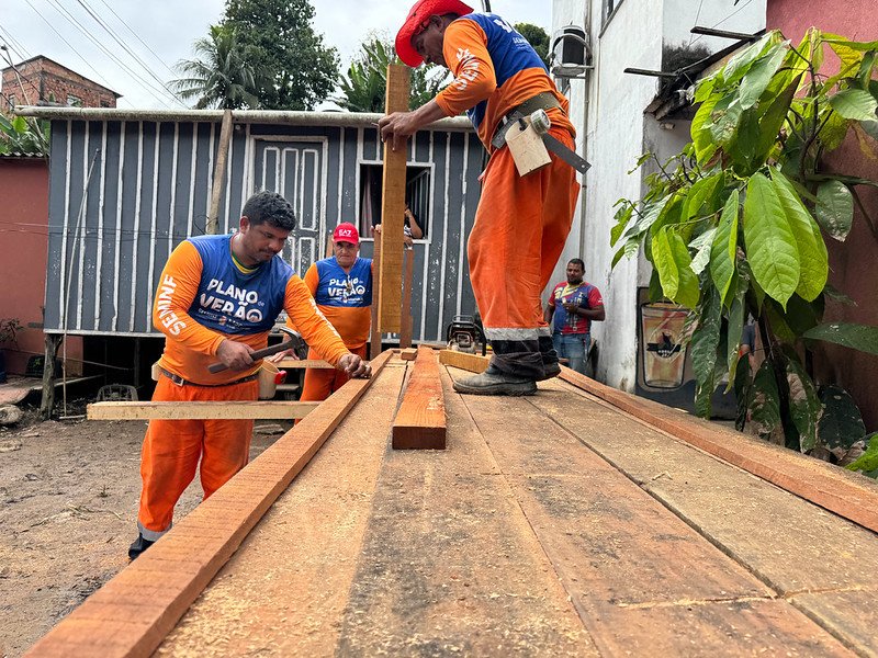 Obras no beco Carpina avançam com ponte e desassoreamento de igarapé em Manaus
