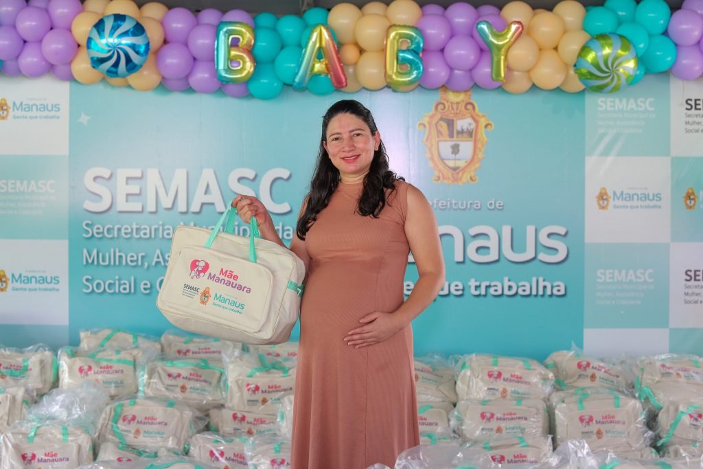 Prefeitura de Manaus entrega mais de mil kits do Mãe Manauara a gestantes em três pontos da cidade