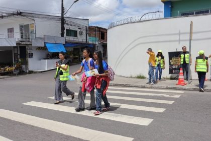 Prefeitura de Manaus realiza ação Atravesse na Faixa para reforçar segurança viária na avenida 7 de Maio