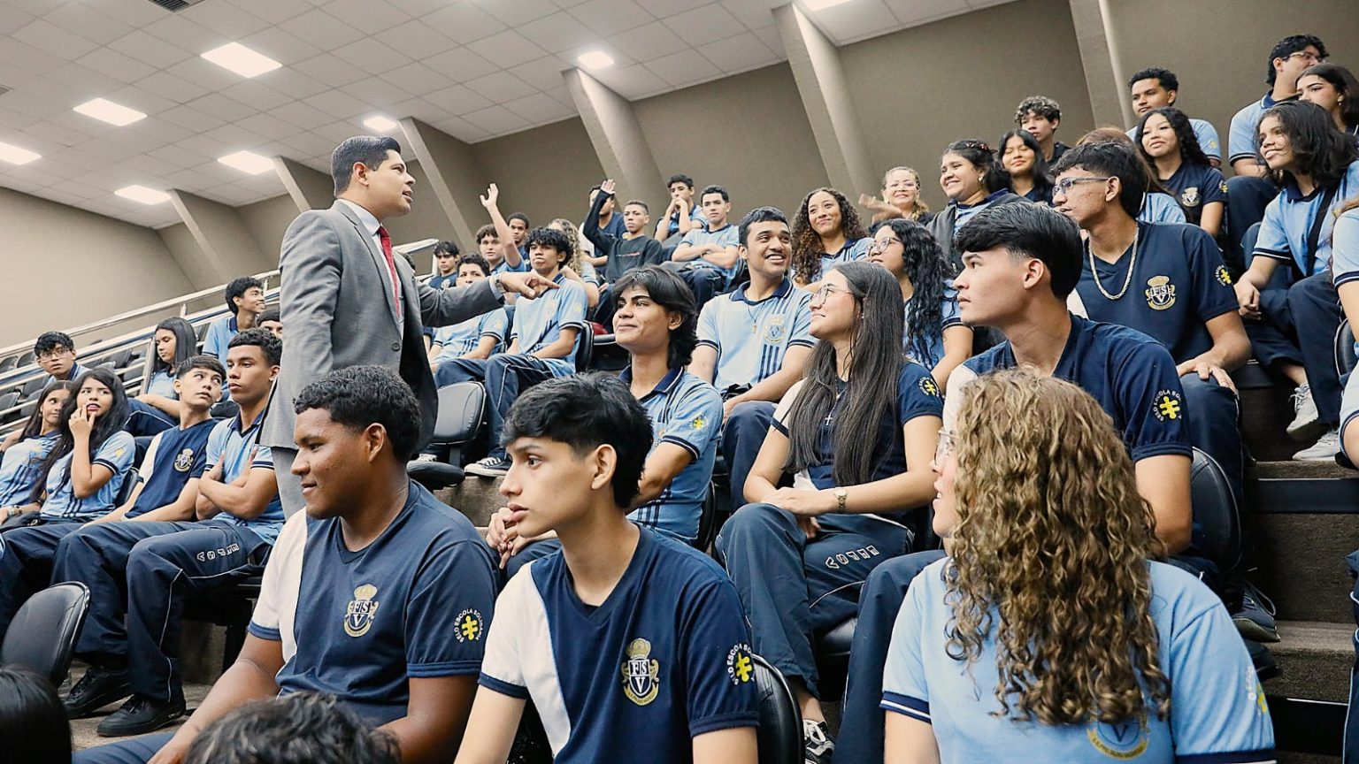 Alunos da Escola Estadual Frei Sílvio Vagheggi participam do programa Conhecendo o Legislativo