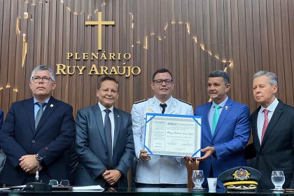 Comandante Dan entrega título de cidadão amazonense ao coronel Thiago Balbi e destaca contribuição à segurança pública do Estado