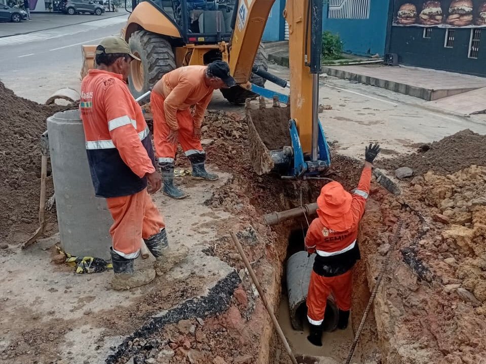 Prefeitura de Manaus inicia implantação de drenagem profunda na rua Siena para reduzir alagamentos