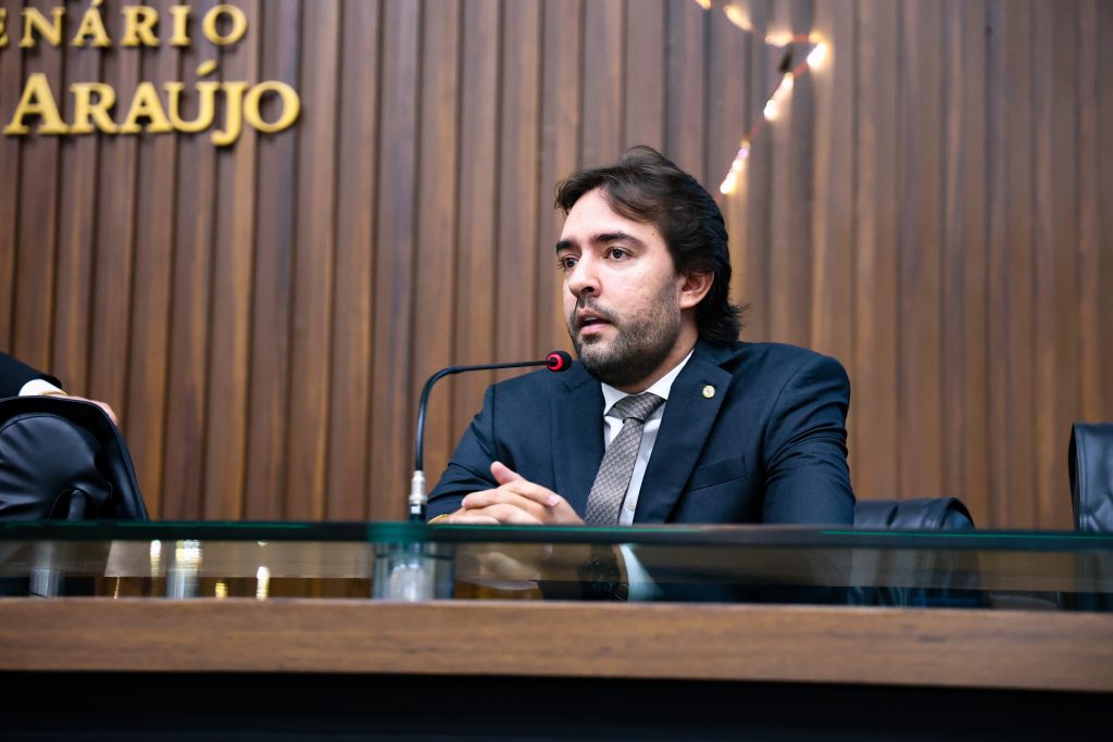 Lei de Thiago Abrahim garante prioridade no fornecimento de carbonato de cálcio para gestantes vítimas de violência doméstica