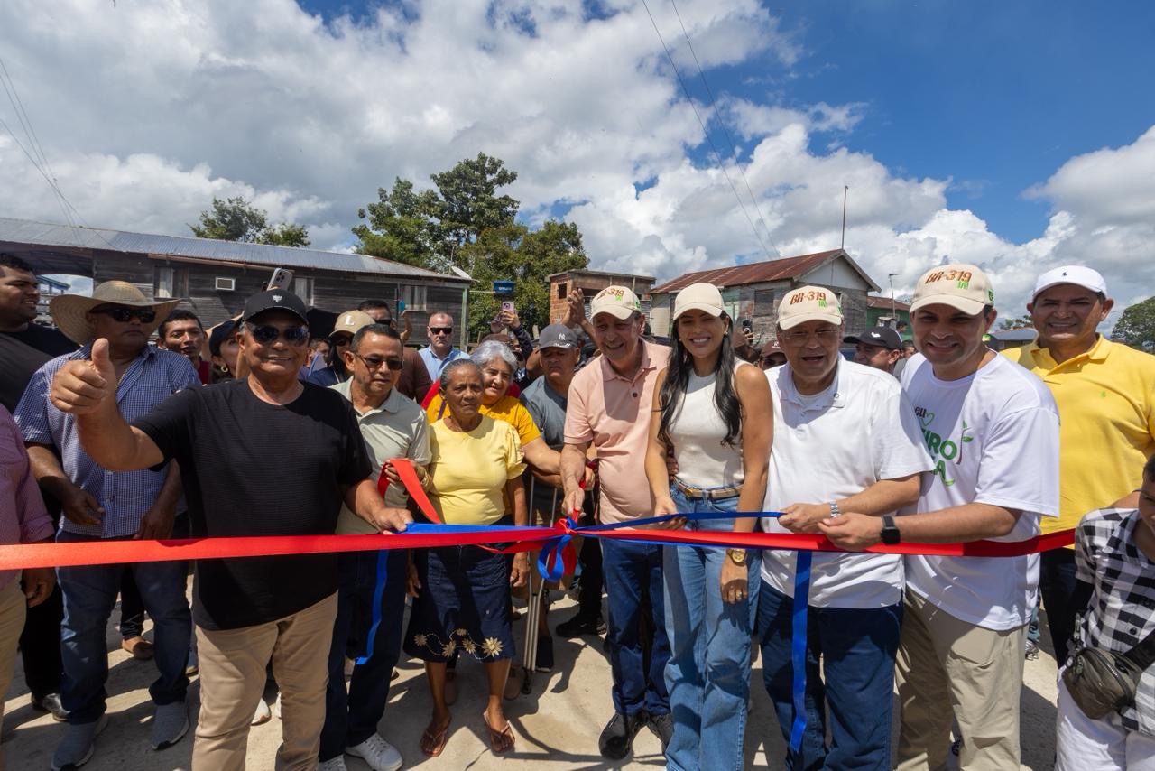 No Careiro da Várzea, deputada Mayra Dias participa da inauguração da estrada do Cambixe