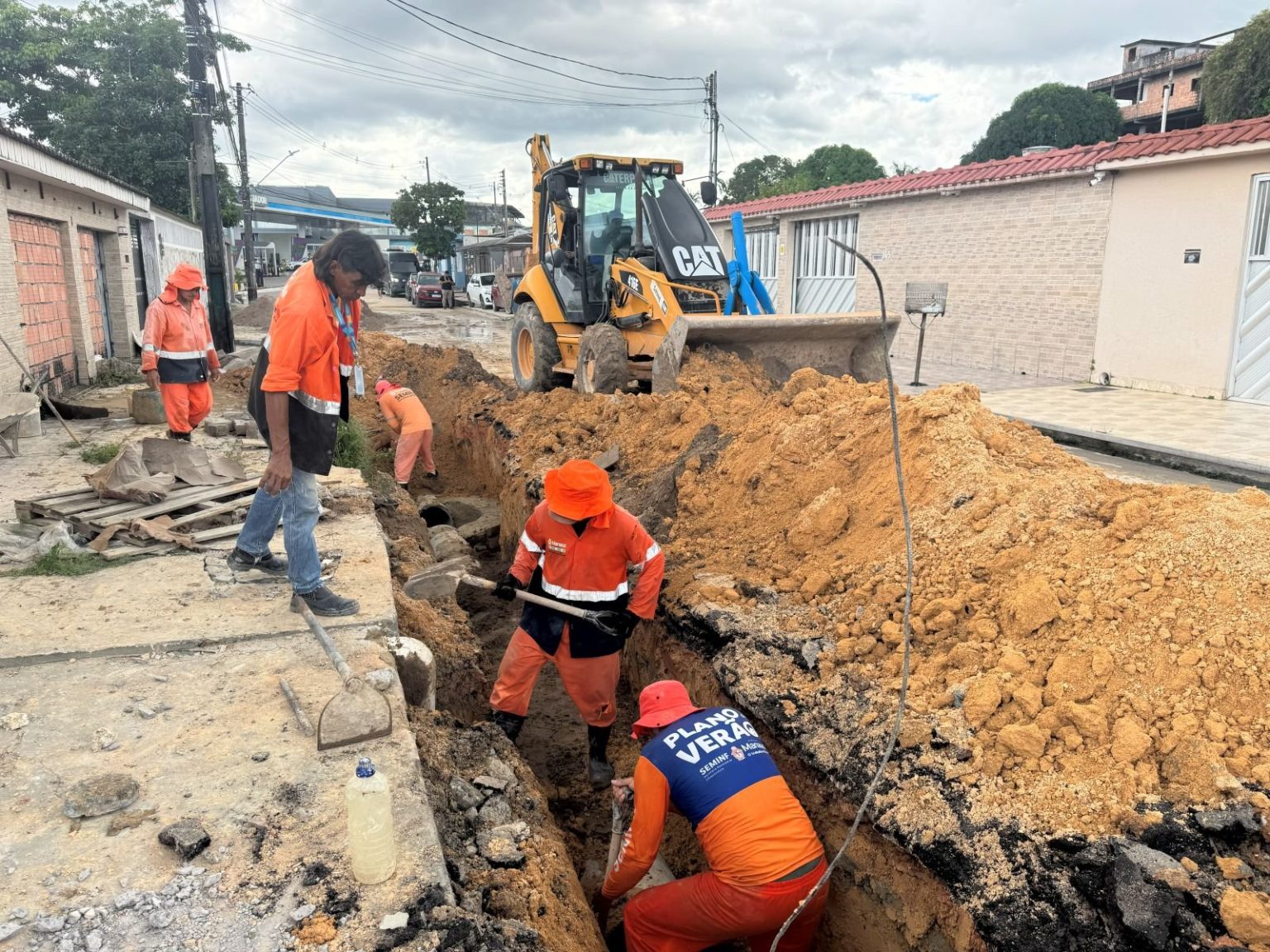Prefeitura de Manaus implanta nova rede de drenagem na rua Siena para prevenir alagamentos no bairro Flores