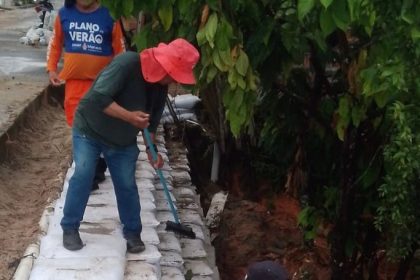Prefeitura de Manaus intensifica obra de contenção com rip-rap na rua Álvaro Maia para conter erosão e recuperar via