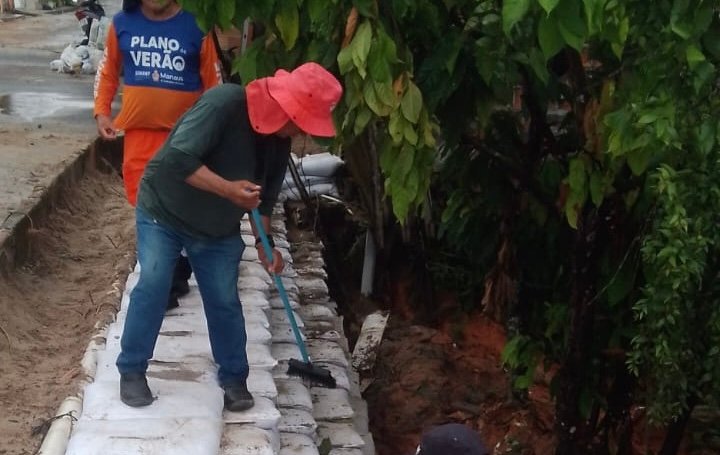 Prefeitura de Manaus intensifica obra de contenção com rip-rap na rua Álvaro Maia para conter erosão e recuperar via