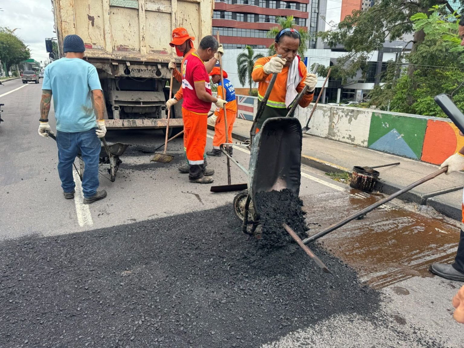Prefeitura de Manaus realiza manutenção asfáltica na avenida Constantino Nery para melhorar mobilidade e segurança