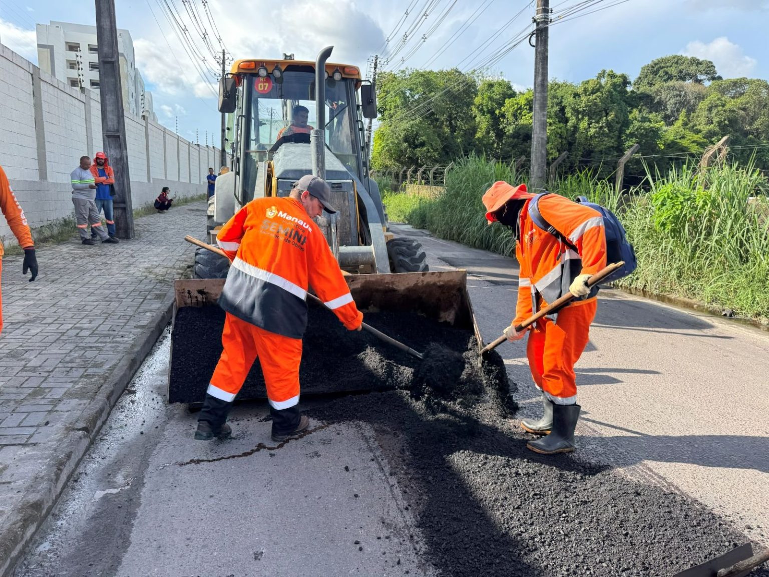 Prefeitura de Manaus intensifica manutenção asfáltica na rua Waldemar Jardim Maués e amplia segurança viária na Colônia Japonesa