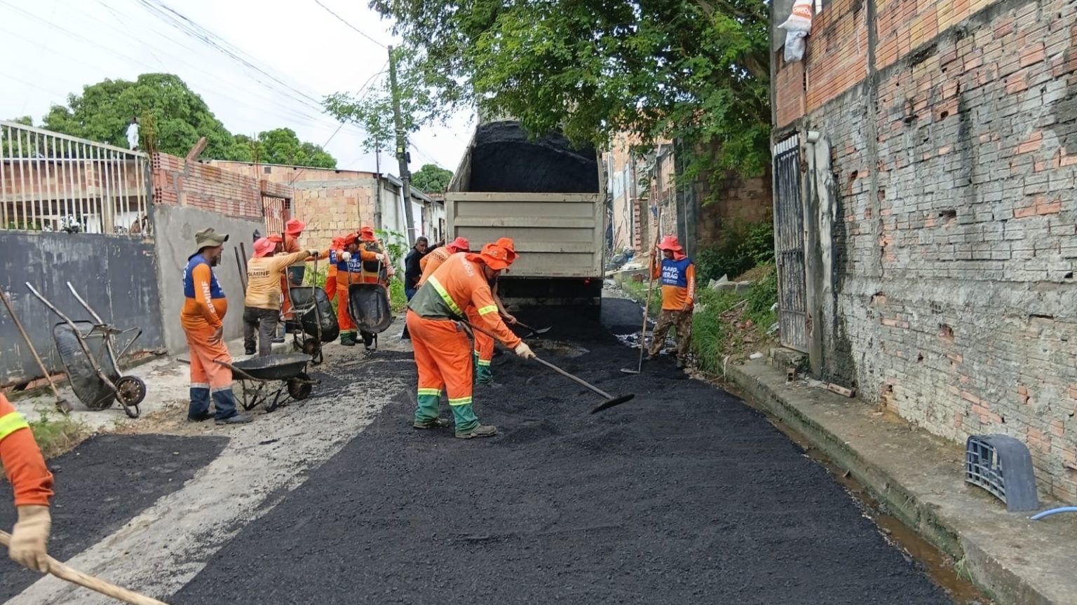 Prefeitura de Manaus intensifica recuperação asfáltica na rua Roma, bairro Gilberto Mestrinho