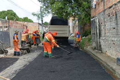 Prefeitura de Manaus intensifica recuperação asfáltica na rua Roma, bairro Gilberto Mestrinho