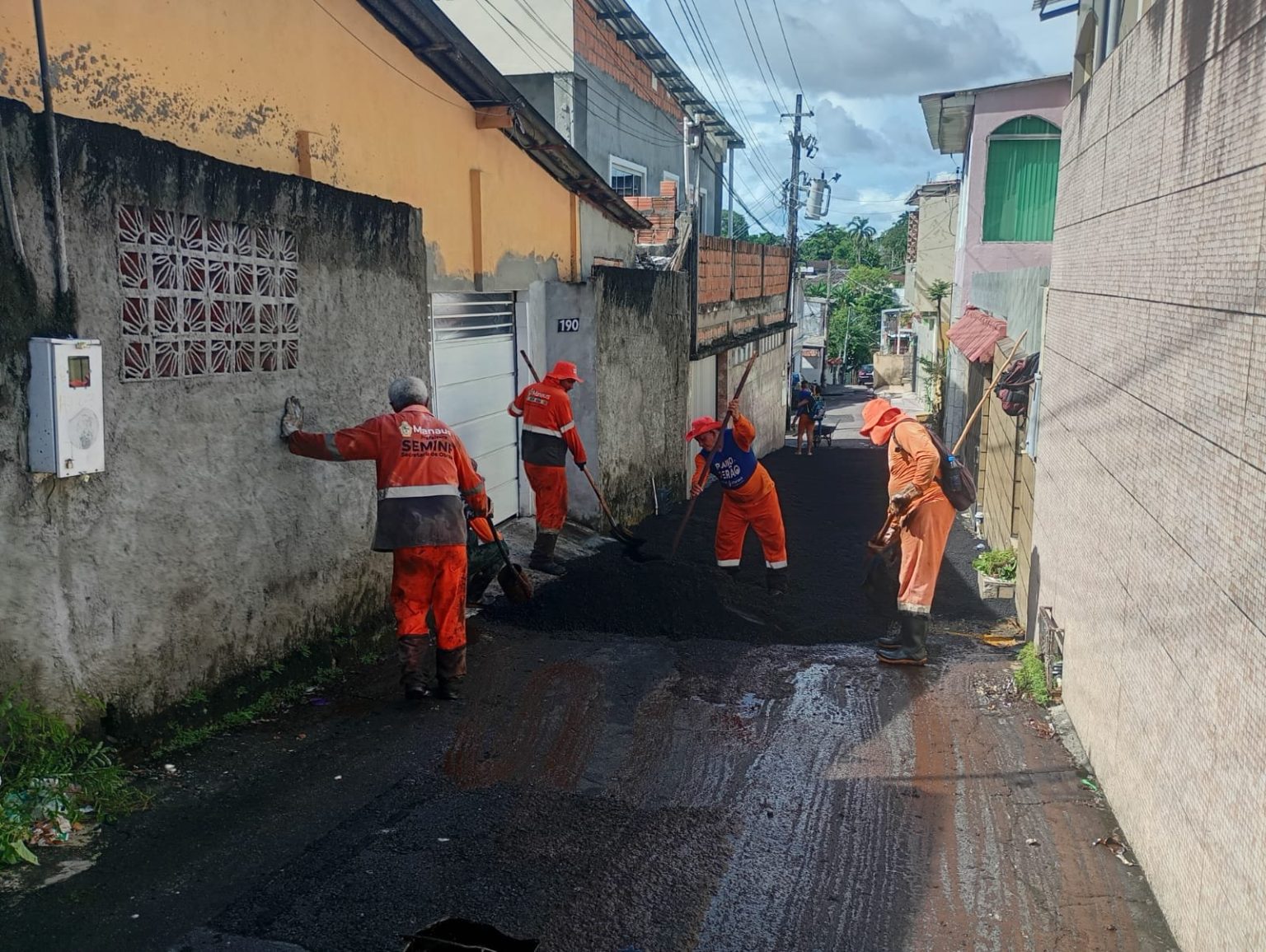 Prefeitura de Manaus conclui recuperação asfáltica no beco Jorge Teixeira no Aleixo