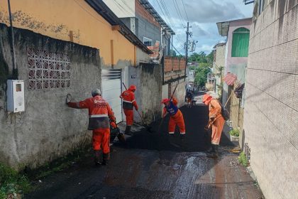 Prefeitura de Manaus conclui recuperação asfáltica no beco Jorge Teixeira no Aleixo