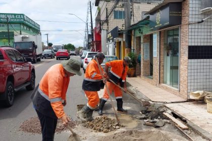 Prefeitura de Manaus realiza recuperação do sistema de drenagem e restaura calçada na avenida Cravina dos Poetas