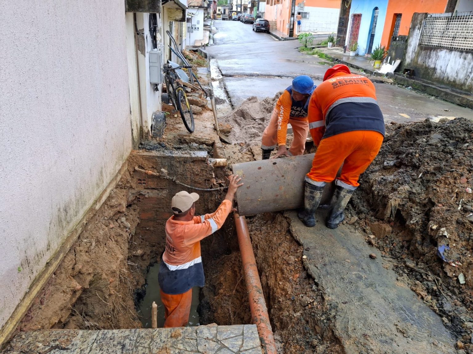 Prefeitura de Manaus inicia recuperação da rede de drenagem na rua Aires Santiago após rompimento de galeria