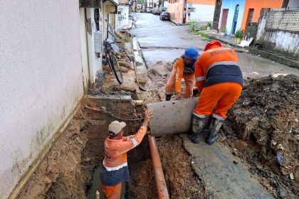 Prefeitura de Manaus inicia recuperação da rede de drenagem na rua Aires Santiago após rompimento de galeria