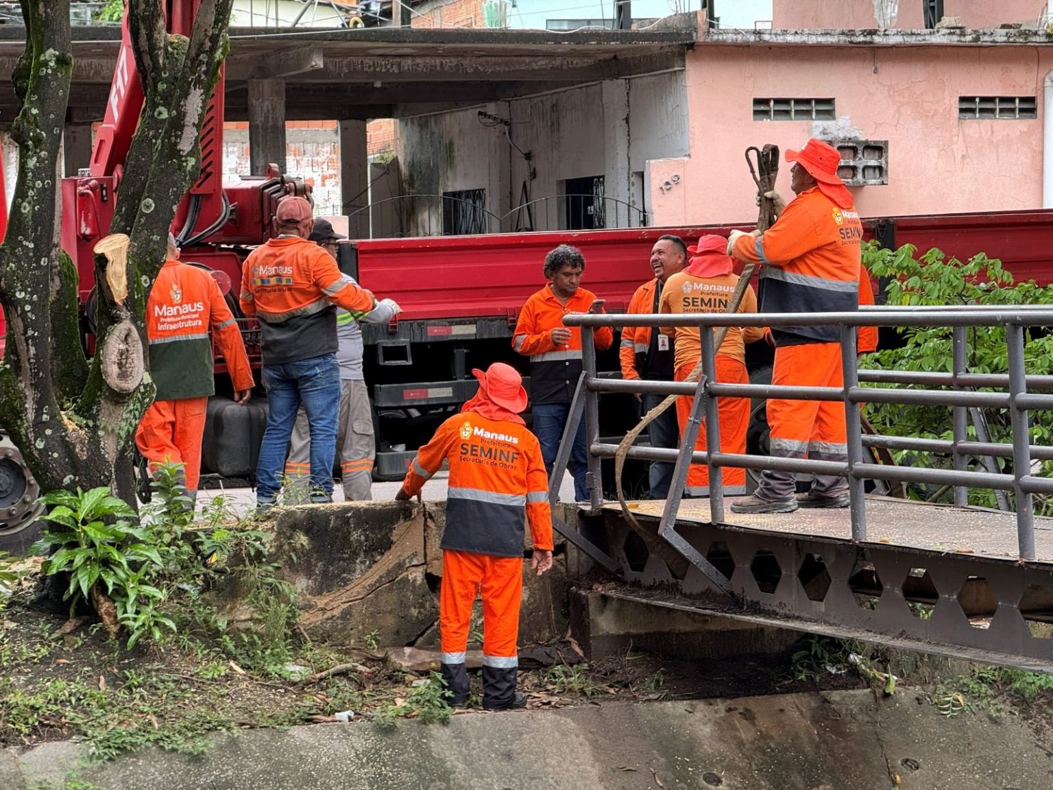 Prefeitura de Manaus recupera ponte metálica na rua Marques da Silveira após deslocamento por chuvas e lixo