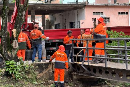 Prefeitura de Manaus recupera ponte metálica na rua Marques da Silveira após deslocamento por chuvas e lixo