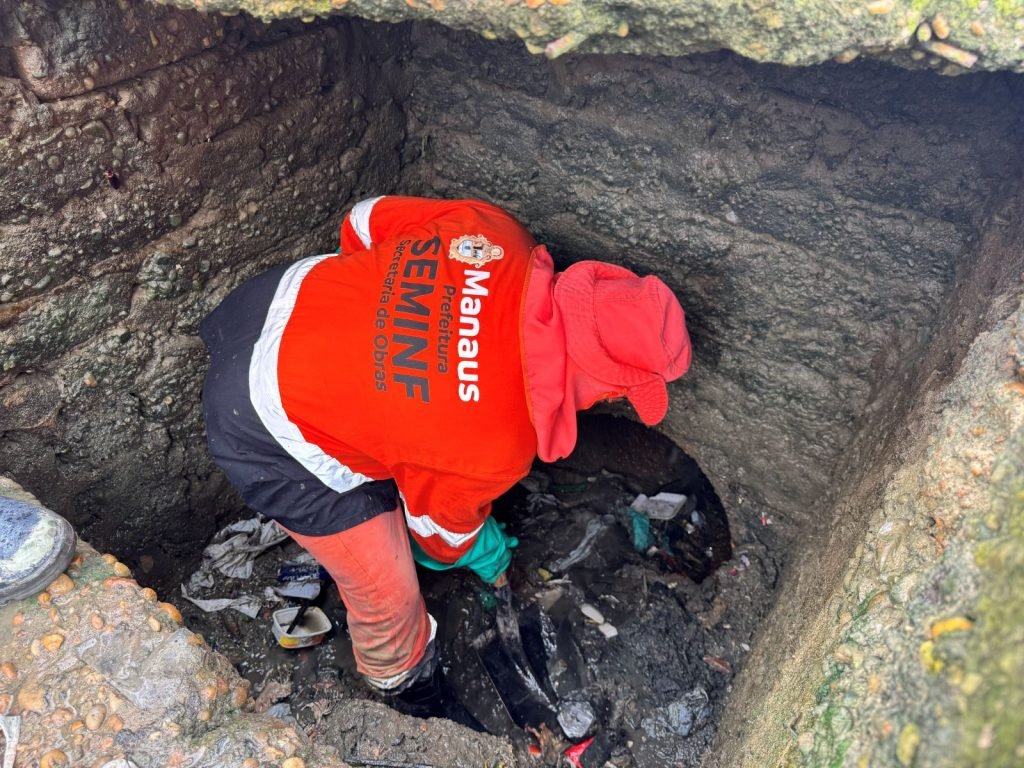 Prefeitura de Manaus recupera rede de drenagem na rua Condor após cavidade causada por ligação irregular