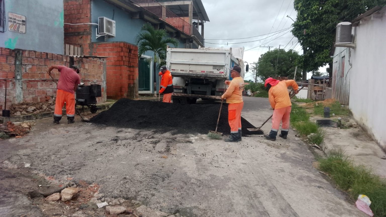 Prefeitura de Manaus realiza recuperação asfáltica na rua Sol Nascente, bairro Gilberto Mestrinho, zona Leste