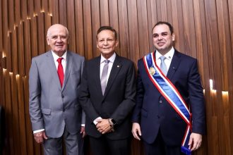 Presidente em exercício da Aleam, Adjuto Afonso conduz posse do novo governador do Amazonas