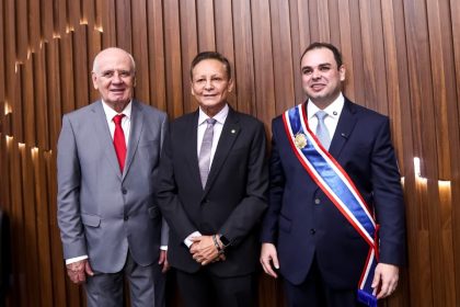 Presidente em exercício da Aleam, Adjuto Afonso conduz posse do novo governador do Amazonas