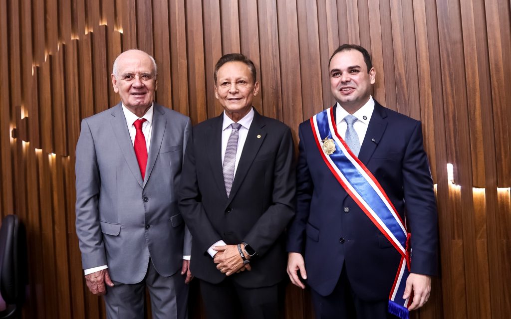 Presidente em exercício da Aleam, Adjuto Afonso conduz posse do novo governador do Amazonas