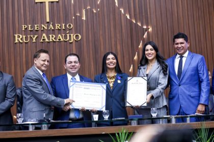 Presidente interino da Aleam, deputado Adjuto Afonso entrega título de Cidadã do Amazonas e Medalha Ruy Araújo à Marciele Albuquerque