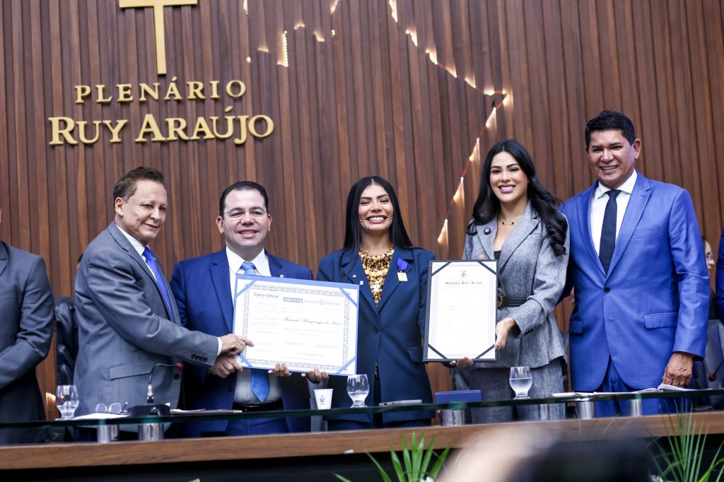 Presidente interino da Aleam, deputado Adjuto Afonso entrega título de Cidadã do Amazonas e Medalha Ruy Araújo à Marciele Albuquerque