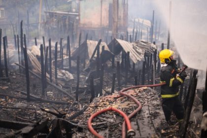 Incêndio no beco Santa Cruz atinge cerca de 30 residências e mobiliza apoio da Prefeitura de Manaus às 57 famílias