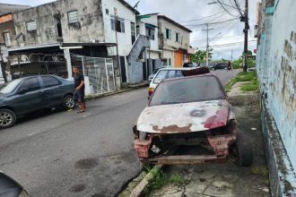 Prefeitura de Manaus remove veículos abandonados de vias para melhorar fluidez do trânsito e segurança pública
